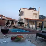 Local Paradise Xilokastro Apartman *